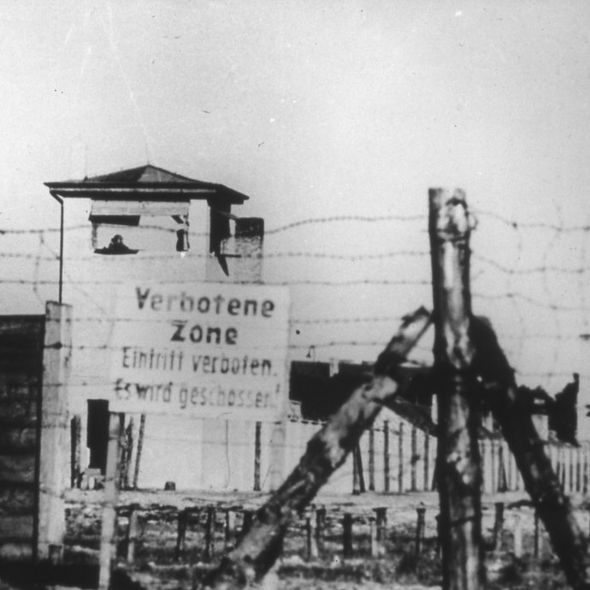 Speziallager Sachsenhausen: Wachturm mit Wachsoldat und Schild „Verbotene Zone“, 1949 (Foto: Richard Perlia, © GuMS) Speziallager Sachsenhausen: Wachturm mit Wachsoldat und Schild „Verbotene Zone“, 1949 (Foto: Richard Perlia, © GuMS)