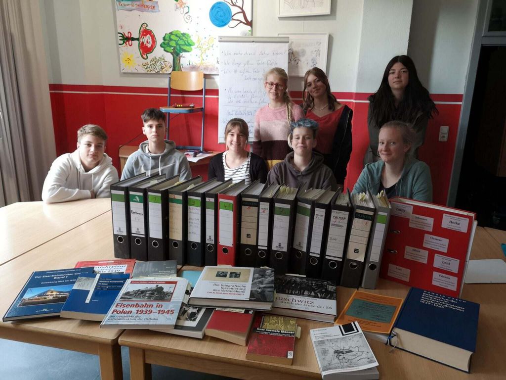 Forschungsgruppe des Max-Steenbeck-Gymnasiums Cottbus bei der Vorbereitung einer Ausstellung über die Cottbuser Gleisbaufirma Richard Reckmann im Justus-Delbrück-Haus Jamlitz, Oktober 2020 (Foto Heike Kaps-Brettschneider) Das Bild zeigt Schülerinnen und Schüler des Max-Steenbeck-Gymnasiums Cottbus, die eine Ausstellung Ausstellung über die Cottbuser Gleisbaufirma Reckmann erarbeiten. Im Vordergrund sidn zahlreiche Aktenordner und Bücher zu sehen.
