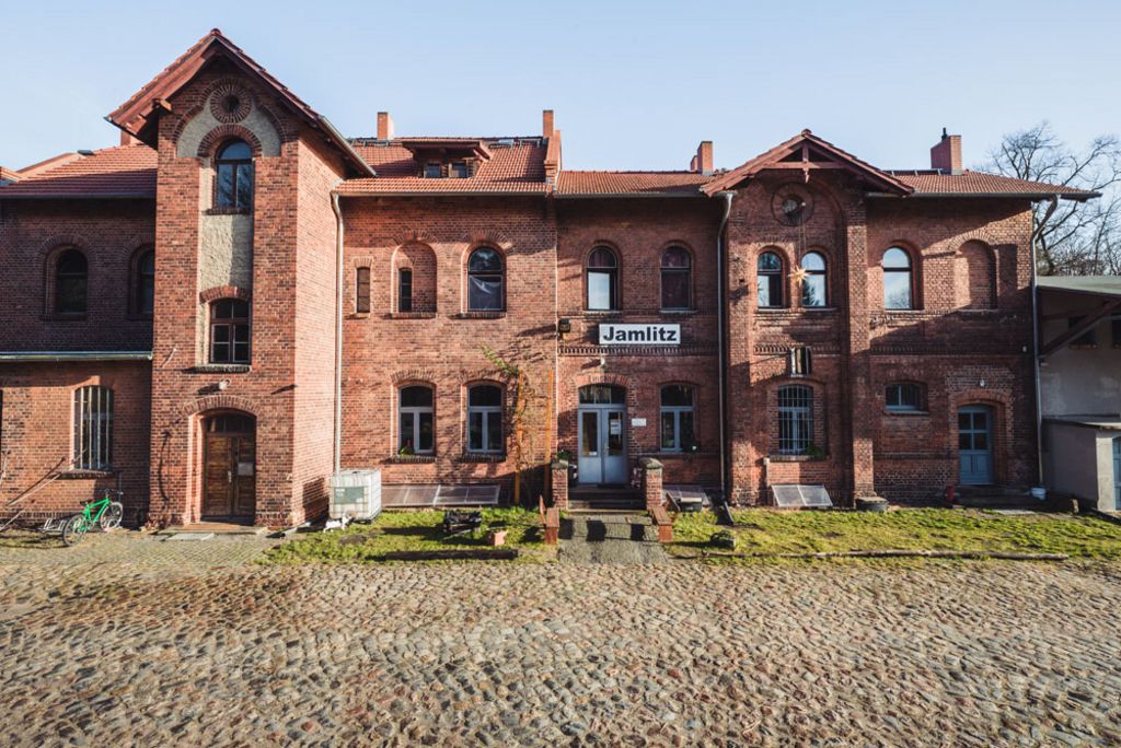 Justus-Delbrück-Haus | Akademie für Mitbestimmung im ehemaligen Bahnhof Lieberose/Jamlitz, 2025 (Foto: SBG/Peschel) Das Bild zeigt die Eingangsseite des ehemaligen Bahnhofs Lieberose/Jamlitz. In dem zweigeschossigen Klinkerbau befindet sich das Justus-Delbrück-Haus | Akademie für Mitbestimmung.