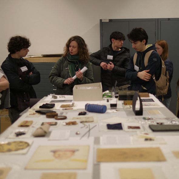 Workshop-Teilnehmende im Depot der Gedenkstätte (Foto: GuMS) Workshop-Teilnehmende im Depot der Gedenkstätte (Foto: GuMS)