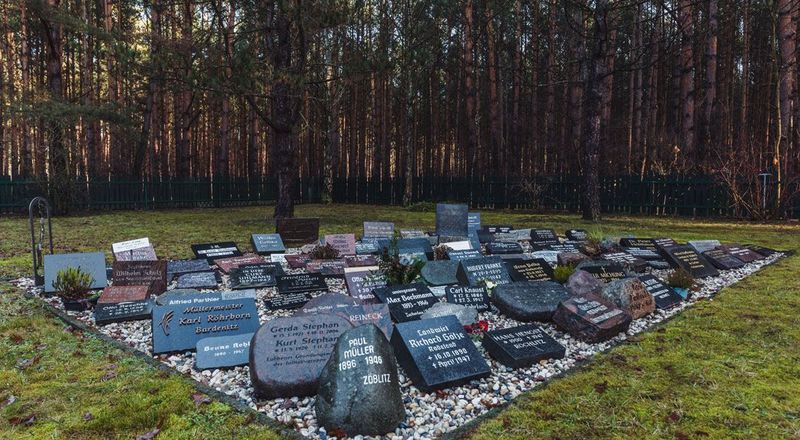 Gedenksteine für individuelle Opfer des Speziallagers, die von Angehörigen gestiftet wurden, 2025 (Foto: SBG/Peschel)