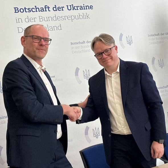 Stiftungsdirektor Axel Drecoll (links) und der Direktor des SBU-Archivs, Andriy Kohut, bei der Vertragsunterzeichnung (Foto: SBG/Seferens)