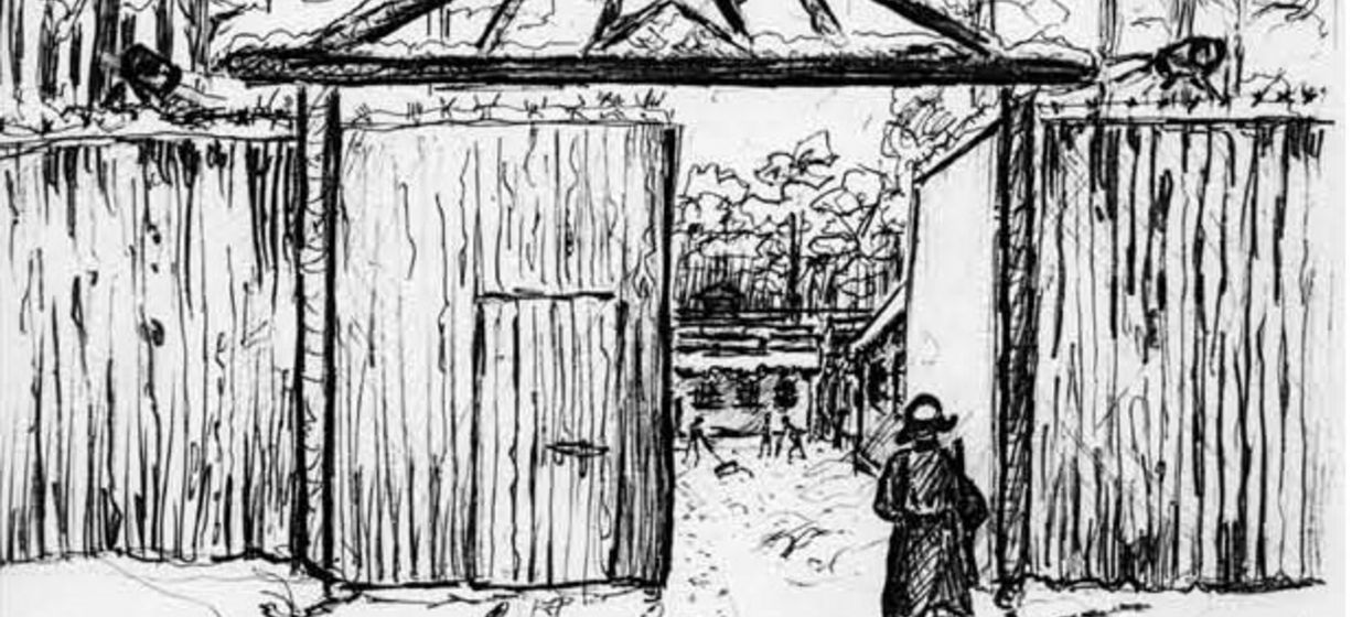 Die Zeichnung des Häftlings Helmuth Dommain zeigt das Lagertor des Speziallagers in Jamlitz. Ein geöffneter Torflügel, vor dem ein Wachmann steht, gibt den Blick in das Lagerinnere frei. Über dem Tor ist ein Sowjetstern angebracht.